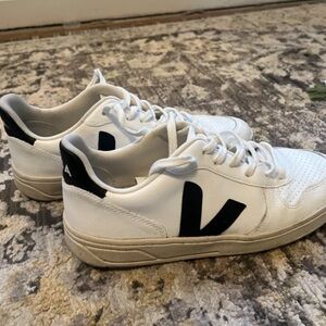 Veja V10 Sneakers